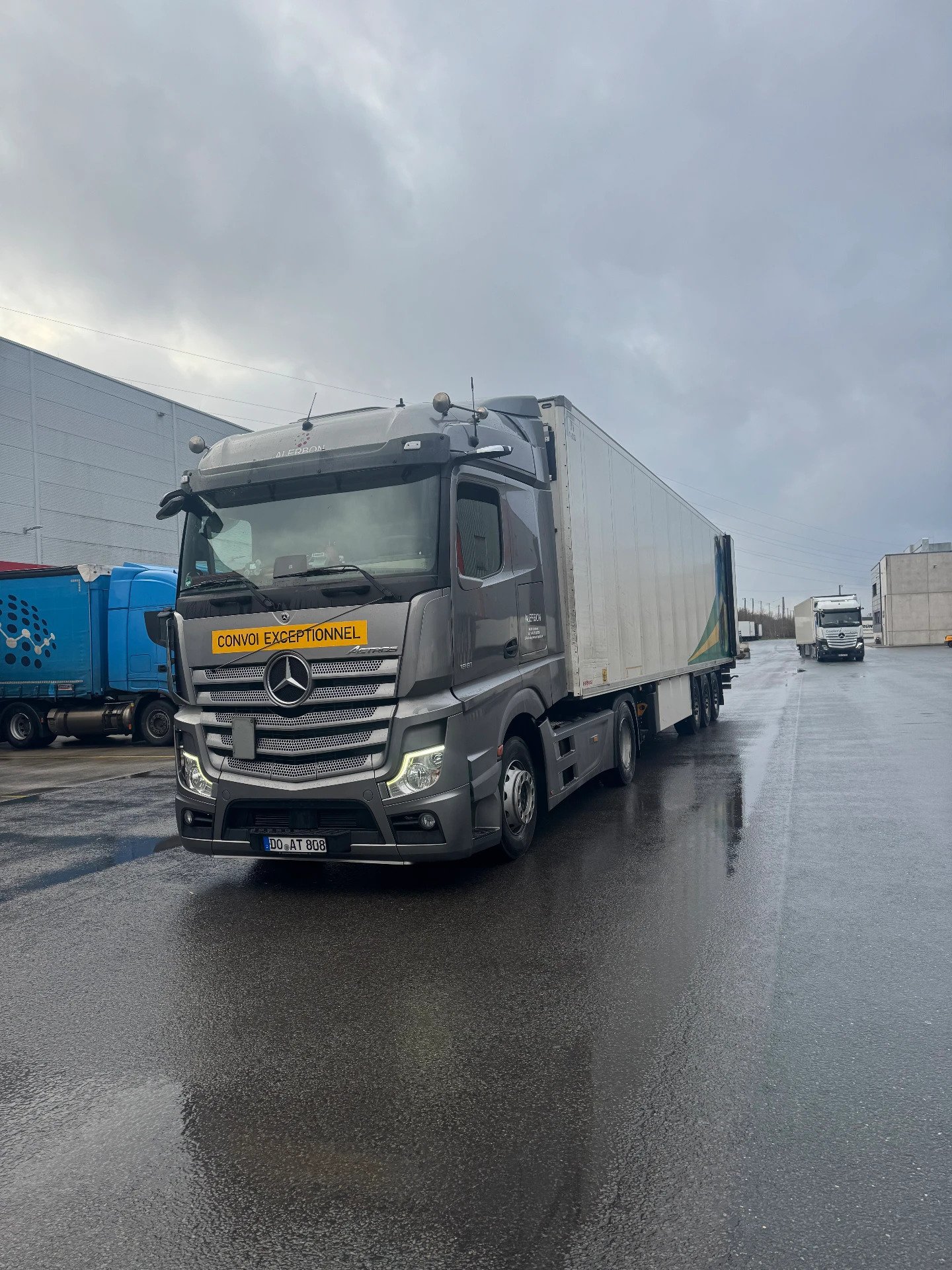 ALERBON Mercedes-Benz Actros mit Kofferauflieger und Schild Convoi Exceptionnel