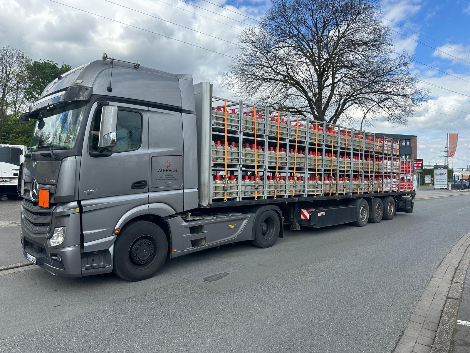 ALERBON Actros mit Auflieger voller Gasflaschen in Gitterboxen